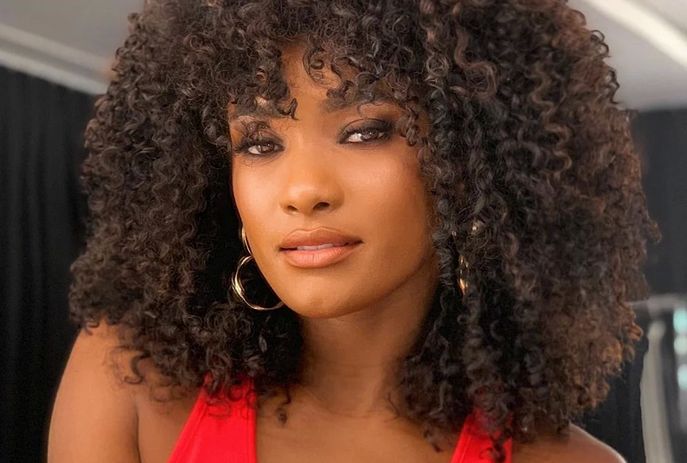 Erika Januza interpreta Maria