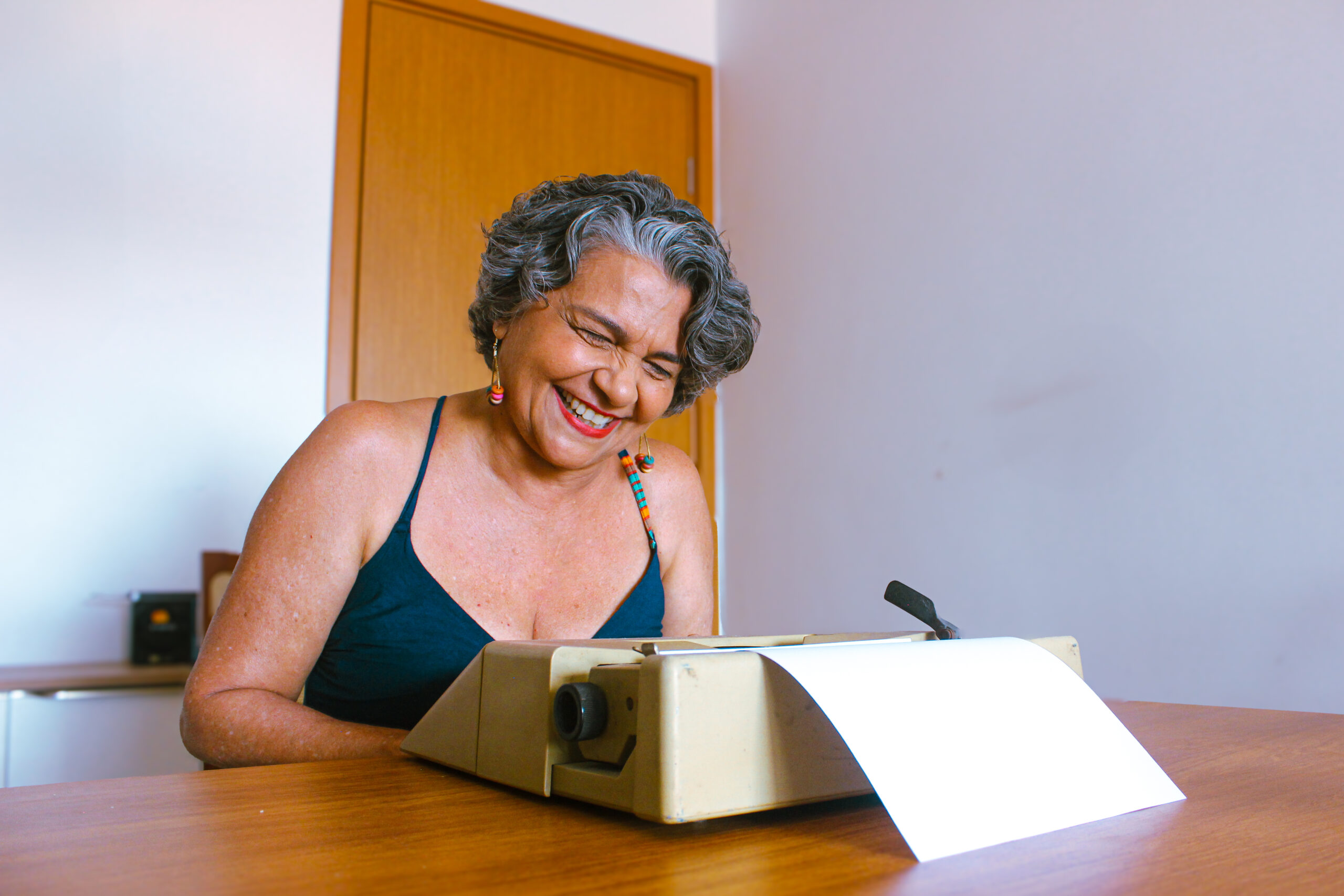 Romye Schneider apresenta o stand-up “Depois Dos 50, Só Riso”