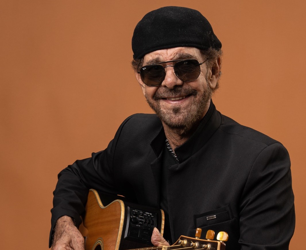 Nando Cordel apresenta o show “De Volta Pro Aconchego”