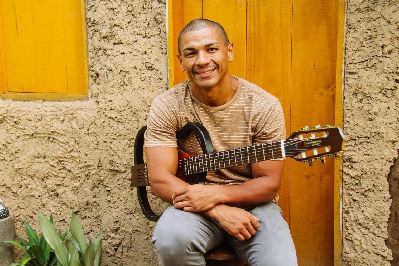 O cantor piauiense Vavá Ribeiro traz o show Canções de Abrigo para Café da Usina